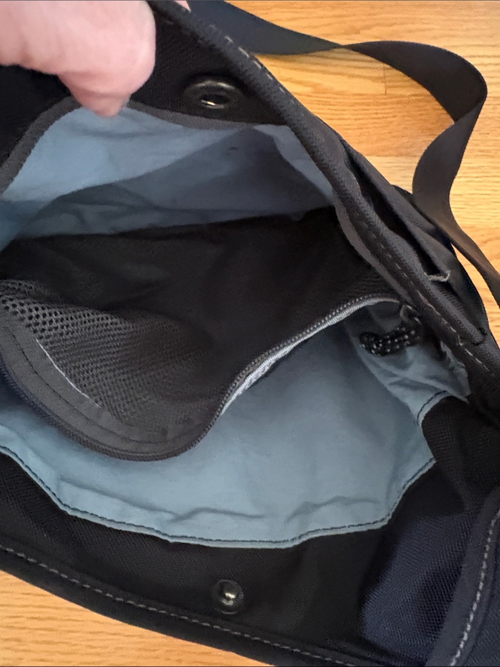 Overland Equipment Baylis Black Crossbody for Men - Picture 7 of 12